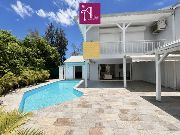 À VENDRE Maison mitoyenne F4 de standing avec piscine dans u