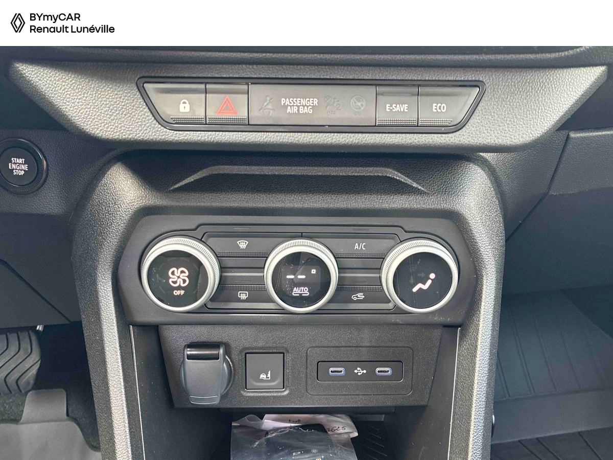 Dacia Sandero Hybrid 155 — photo 17
