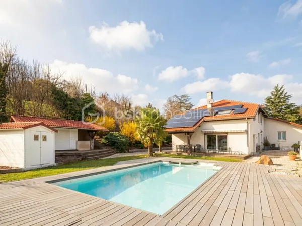 Maison 8 pièces 264 m²