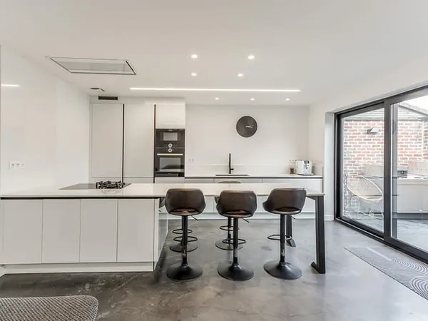 Loft contemporain avec garage et extérieur