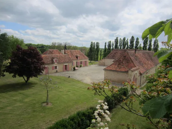 Domaine de caractère de 16,5 ha - Maison rénovée - 880 m² de dépendances