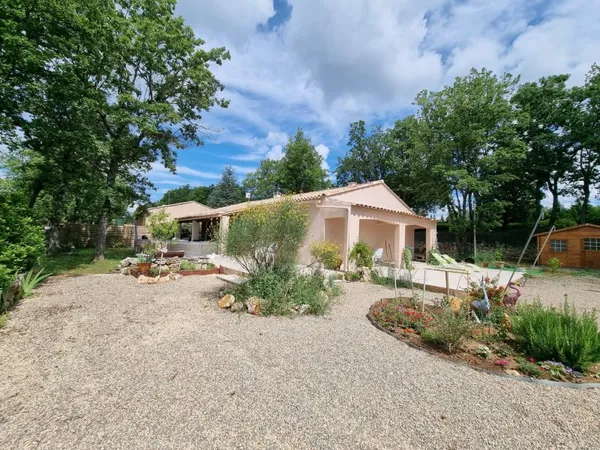A régusse, villa de plain pied de 105m2 sur 1680m2 de terrai