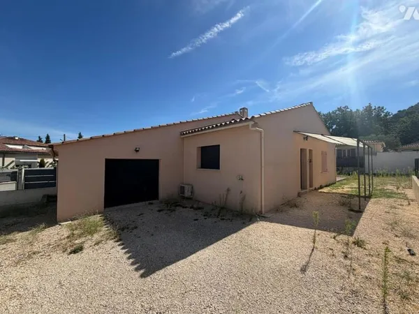 ROBION -Maison de plain-pied de 105.30m² sur terrain de 605m², à proximité du village