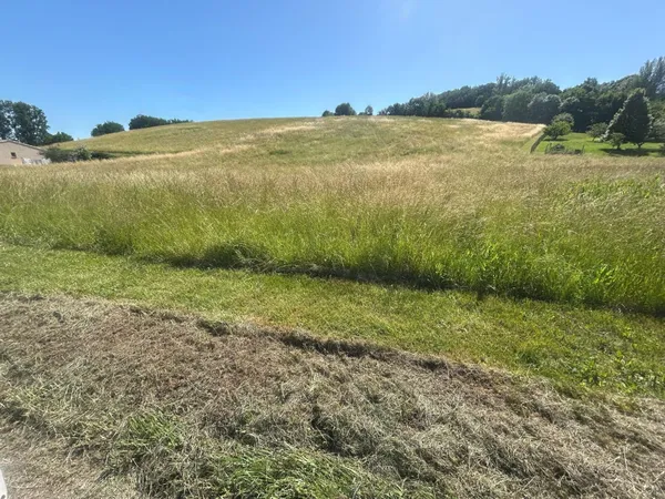 « Offrez-vous un espace rare avec ce magnifique terrain de 1291 m², idéal pour concrétiser votre pro