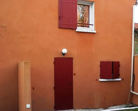 Duplex t2+ avec cour et parking a renover idealement situe proche centre ville et plage
