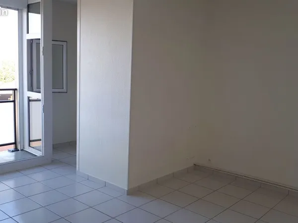 App. 30 m2 avec loggia loué 435 H.C. à Chambray