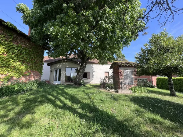 Ensemble composé d'une maison et de 5 dépendances sur un terrain d'env 1.5 hectares