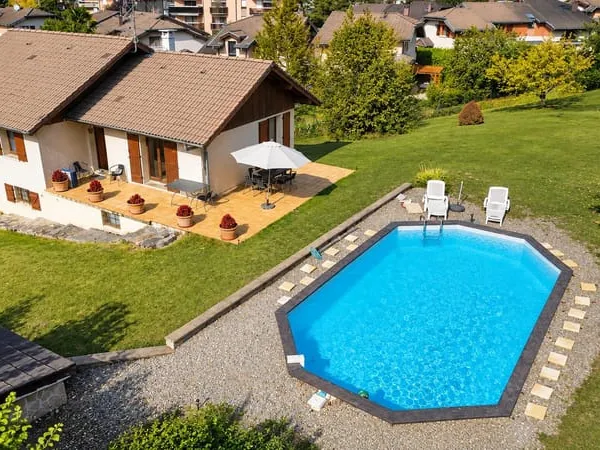 Maison individuelle avec piscine et jardin paysager