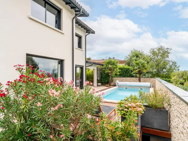 SAINT-CYR-AU-MONT-D'OR - MAISON FAMILIALE RÉNOVÉE AVEC VUE FOURVIÈRE, PISCINE ET STUDIO INDÉPENDANT