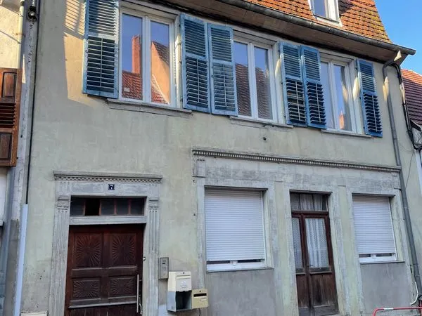 Ensemble immobilier comprenant 2 logements, des combles aménageables et une dépendance