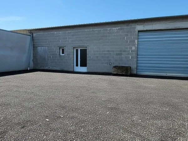 Parking/box 250 m² Saint-Jean-d'Angély