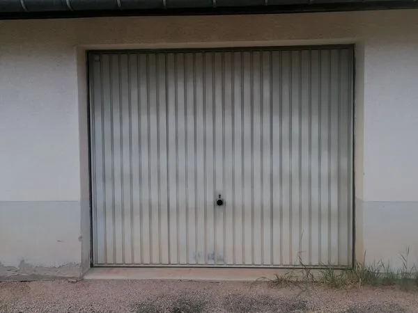 Garage 16 m2 proche centre ville 65 euros charges comprises