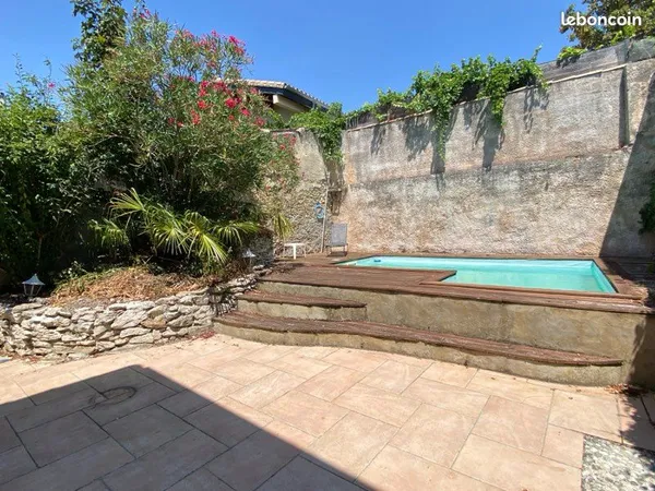 Maison traversante centre ville avec piscine