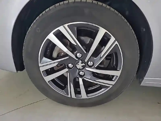 Peugeot 208 puretech 100 s&amp;s eat8 — photo 13