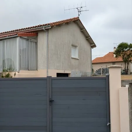 Maison rénovée - 90 m² - terrain 716 m² - véranda - grand garage -