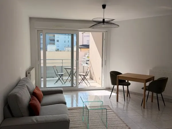 Appartement meublé en excellent état - 42m2 - Terrasse - Hypercentre et gare à proximité immédiate