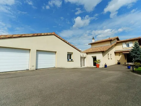 Maison de caractère de 261 m² sur 20 ares avec espaces de vie remarquables