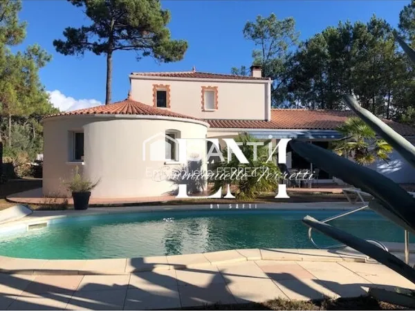 ACCES PLAGE POUR CETTE PROPRIETE AVEC PISCINE