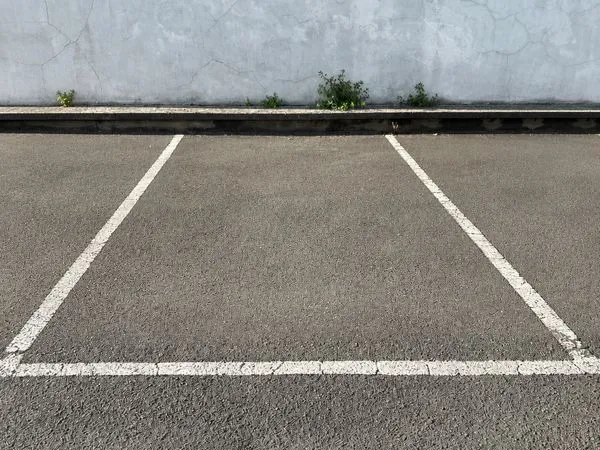 Place de parking extérieure à louer — 80 charges comprises, disponible immédiatement