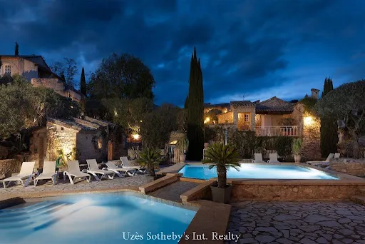 Maison 44 pièces 2500 m²