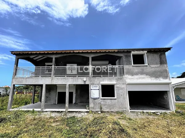 Maison T6 haut et bas de villa à terminer au Moule