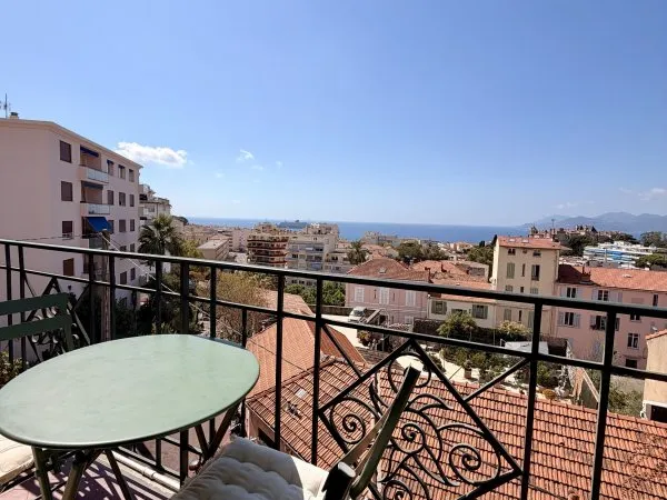 Location saisonnière à Cannes (quartier Stanislas), vue mer, dernier étage