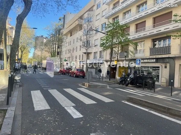 Service immobilier 83 m²