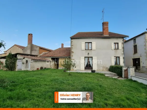 Bel ensemble immobilier de caractère  deux maisons, grange et dépendances sur 2 213 m² Petit villag