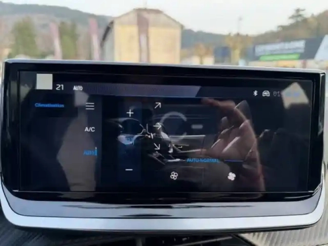 Peugeot 2008 hybrid 145 e-dcs6 — photo 39