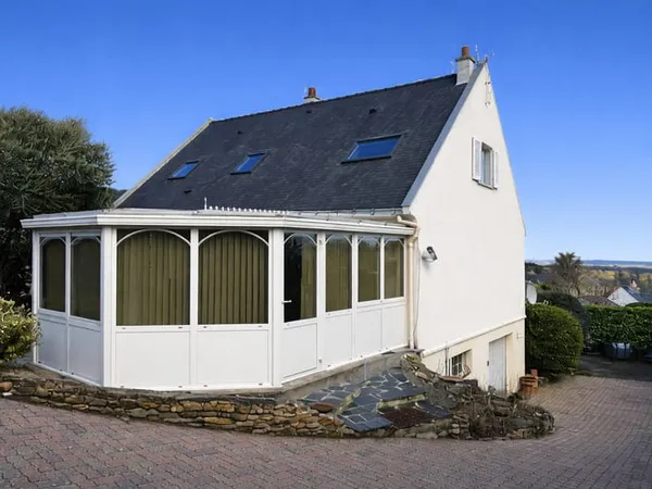 Maison traditionnelle dans quartier tranquille