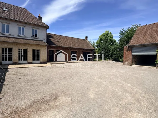 Ensemble immobilier composé d'une maison et d'un local commercial