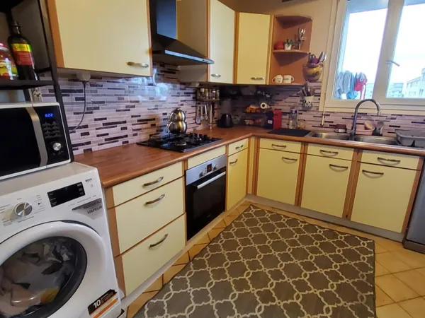 beau 3 pièces de 63 m² avec ascenseur, balcon, cellier et parking