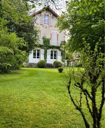 Propriété de charme avec dépendance et potentiel locatif au coeur de saint-gervais-d'Auvergne
