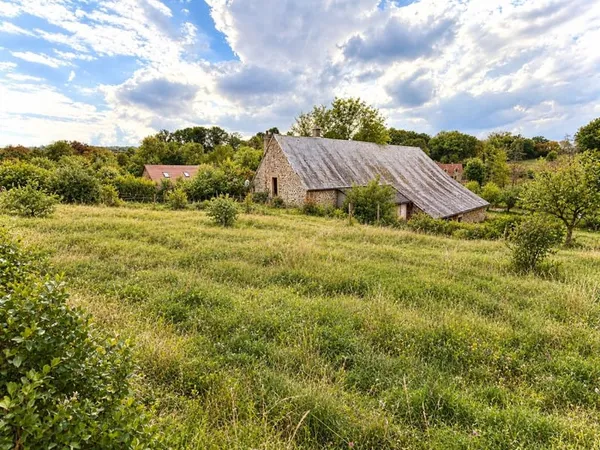 ANCIEN CORPS DE FERME - 82 M2 - VIC SOUS THIL