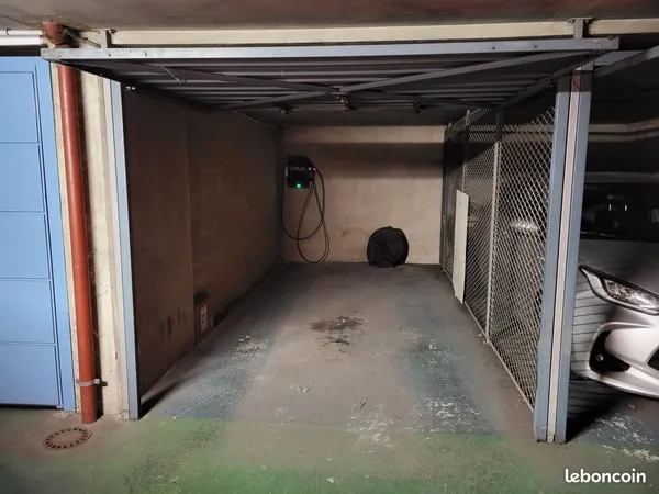 Box fermé + borne de recharge