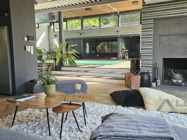 Maison 7 pièces 320 m²