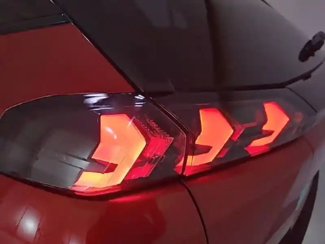 Peugeot 2008 puretech 130 s&amp;s eat8 — photo 26
