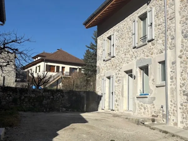 Loue maison avec jardin terrasse et garage au Touvet