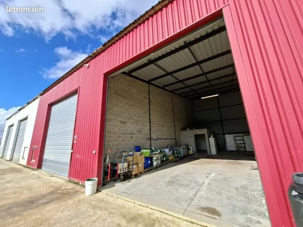 Entrepôt / hangar de 150m2 au sol