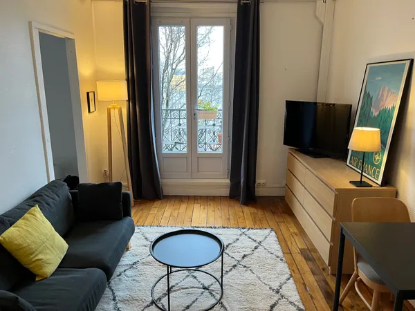 Loue 2 pièces meublé haussmannien avec balcon Paris 18ème - 38m²