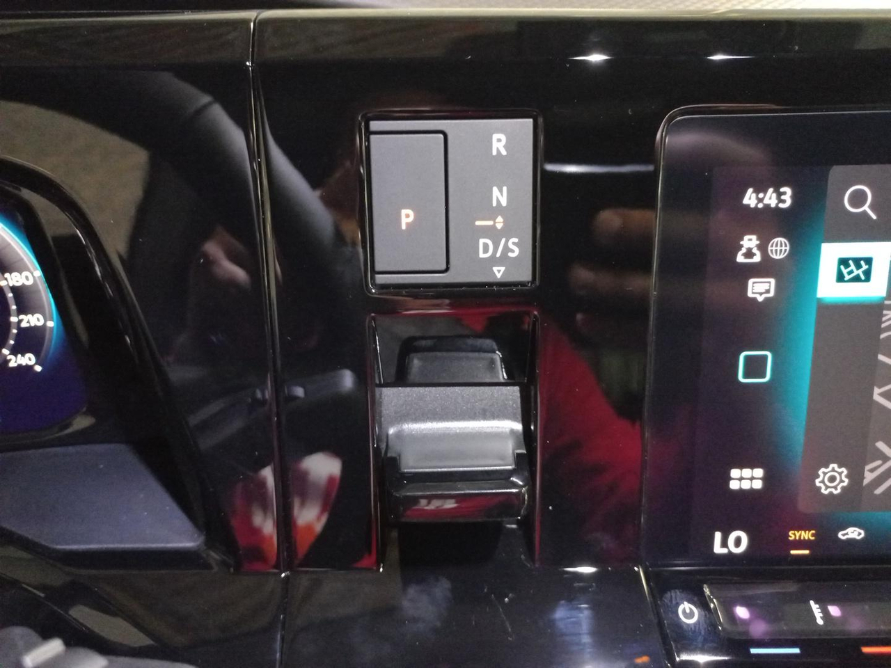 Volkswagen Utilitaires Multivan Court 1.5 eHybrid 245 4Motion DSG6 — photo 15
