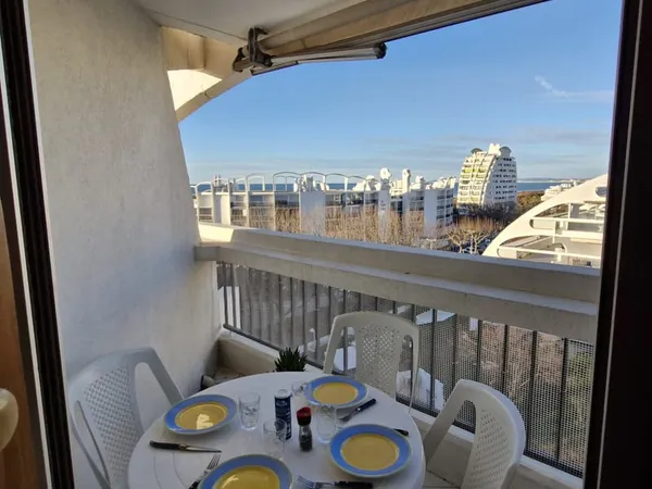 STUDIO CABINE AVEC PARKING DERNIER ETAGE VUE SUR MER