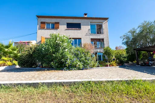 Maison 8 pièces 232 m²