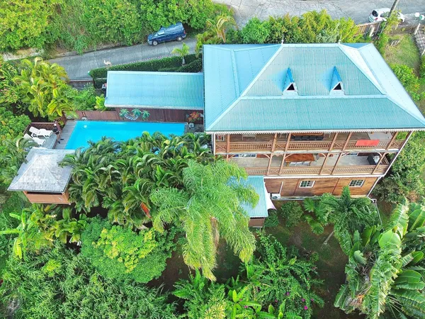 LA TRINITE : La mer à pied pour cette villa composée de 3 ap