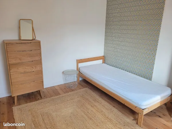 Chambre meublée en colocation