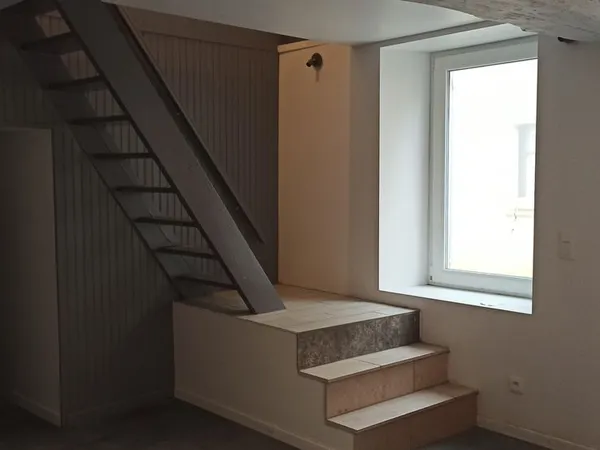 Neuville sur Seine Maison F4 entièrement renovée et grand garage