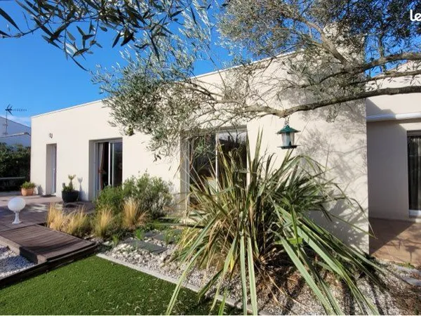 Maison contemporaine de plain-pied avec patio central (sud La Rochelle)