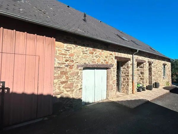 Longère rénovée 113 m² + garage, atelier, mobil-home - à 20 min de Brive