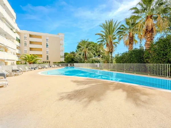 JOLI T3 AVEC TERRASSE SUD ET PISCINE ...