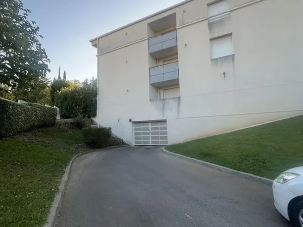 Parking/box 24 m² MARSEILLE